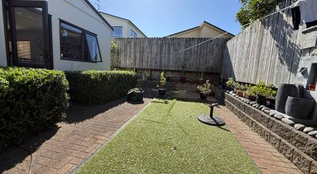 Easy Living - Convenient Location - Photo 4