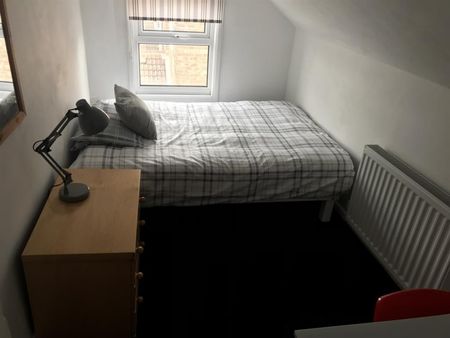 4 bedroom Flat To Let - Photo 4