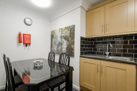 3 bedroom flat to rent - Photo 2