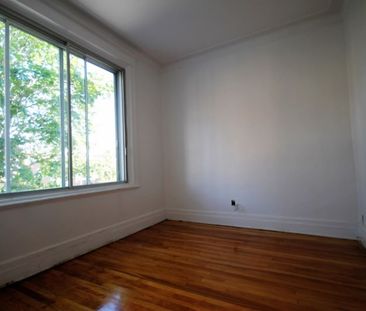 Superbe 4 1/2 entièrement rénové à 5 min du metro Parc et proche de... - Photo 1