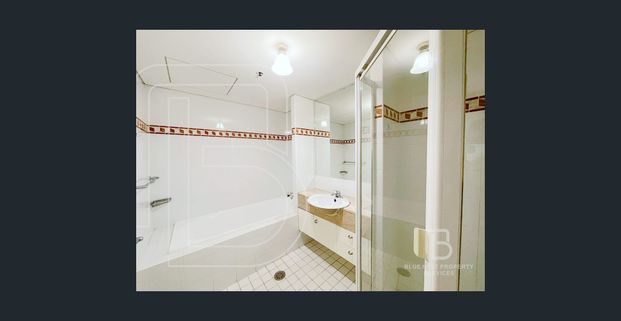 UNFURNISHED Modern high level 3 bedder with all facilities! - Photo 1