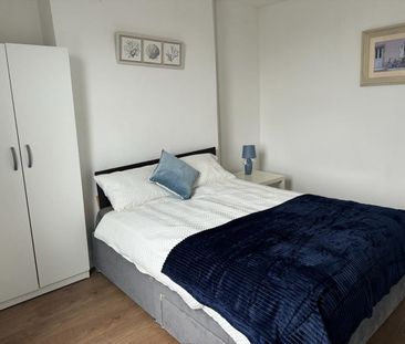 Room in a Shared Flat, Garratt Lane, SW18 - Photo 5