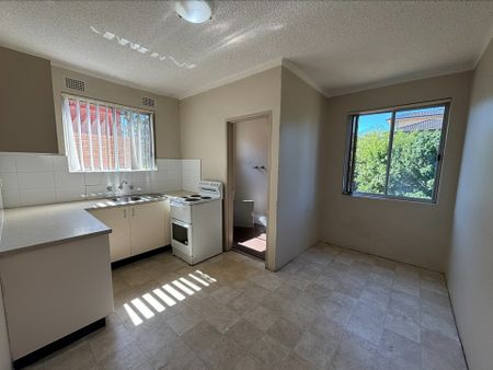 For Rent: Spacious 2-Bedroom Unit in Prime Location! Conveniently Located Near Shops & Train Station - Photo 5