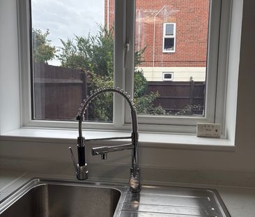 2 Bed End Terrace, Elm Park, RG30 - Photo 6