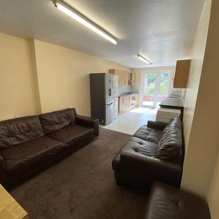 6 bedroom semi-detached house to rent - Photo 1