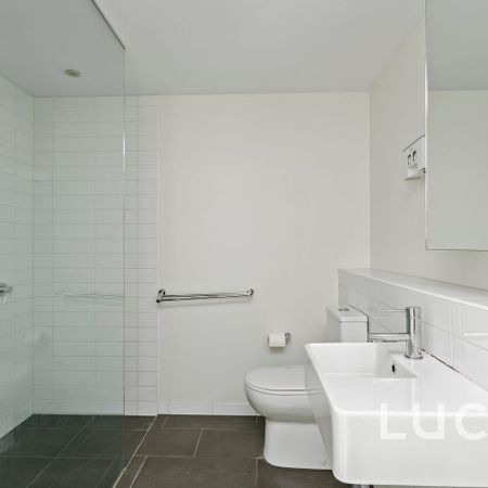 Perfectly Located in Docklands - Photo 3