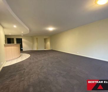 Spacious Three Bedroom Apartment in the Heart of Garran - Photo 4