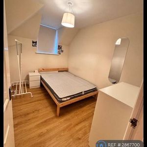 1 bedroom in a flat share to rent - Photo 2