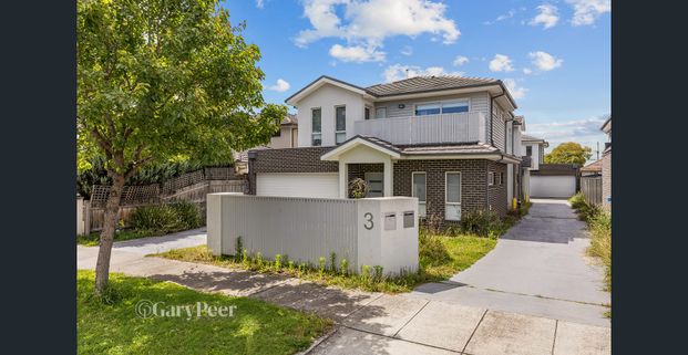 Family living in a fantastic locale - Photo 1