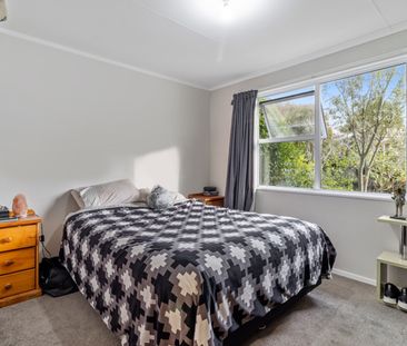 Tidy 3 bedroom home with elevated deck - Photo 5