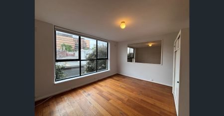 Freshly painted studio apartment with exceptional value for money! - Photo 4