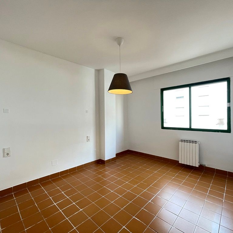 Apartamento de 4 dormitorios sin amueblar, terraza, parking y ascensos. Luis Vives, Palma. - Photo 1