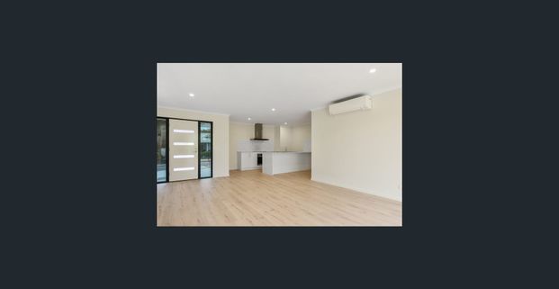 Spacious Modern Villa, Great Location - Photo 1