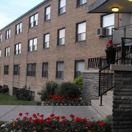 Quiet Renovated Building close to TTC, Bloor West Village - Photo 3