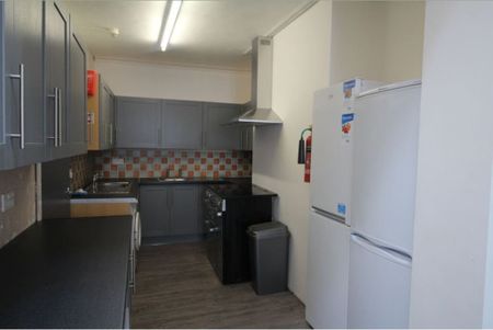 5 Bed Student Accommodation - Photo 2