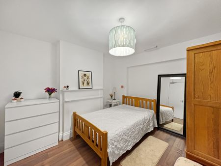 This fully furnished studio room is available in a three-person professional house share, located just off Cherry Hinton Road. The property offers excellent access to Addenbrooke’s Hospital, Cambridge Train Station, and the city centre, making it ideal for working professionals. - Photo 3