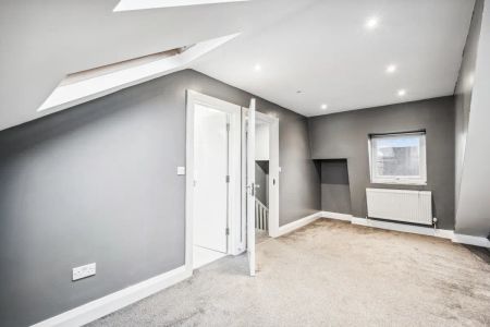 3 bedroom flat in London - Photo 2