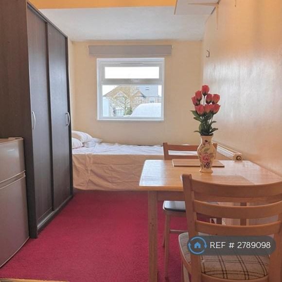 1 bedroom in a house share to rent - Photo 1