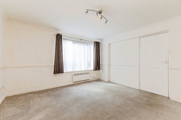 Homefield Park, SM1 - Photo 1