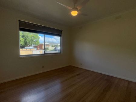 Comfortable & Convenient Living in Central Dandenong - Photo 3