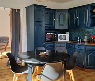 A proximité du centre-ville de La Gacilly, logement meublé offrant un cadre de vie pratique et ... - Photo 3