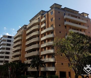 Luxury 2 Bed 2 Bath Apartment 4 Mins. walk to Trains & Shops - Photo 4