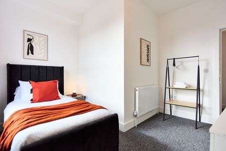 6 Bed Semi-Detached House, Harold Terrace, LS6 - Photo 2