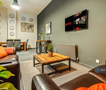 4 bedroom flat to rent - Photo 1
