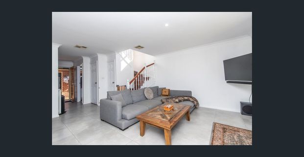 Beautifully Renovated Townhouse! - Photo 1