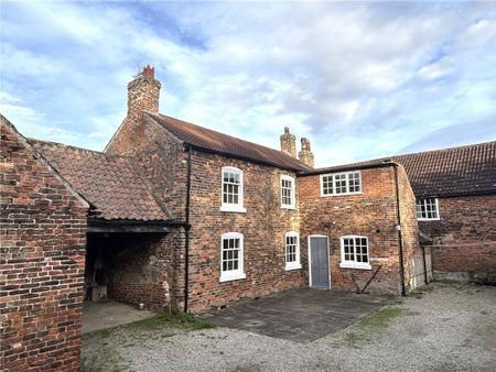 Available late December, Hill Top House is a welcoming three bedroomed semi-detached property situated in the sought-after village of Aldborough and located only a short distance away from an excellent selection of amenities in the nearby market town of Boroughbridge. - Photo 4