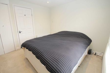 2 bed Terraced for rent - Photo 2