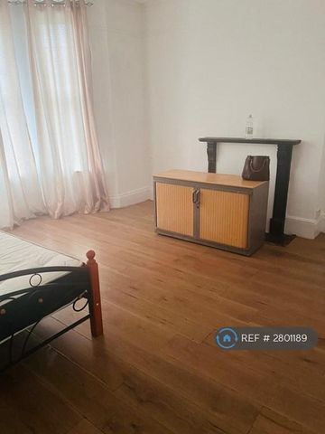 4 bedroom terraced house to rent - Photo 3