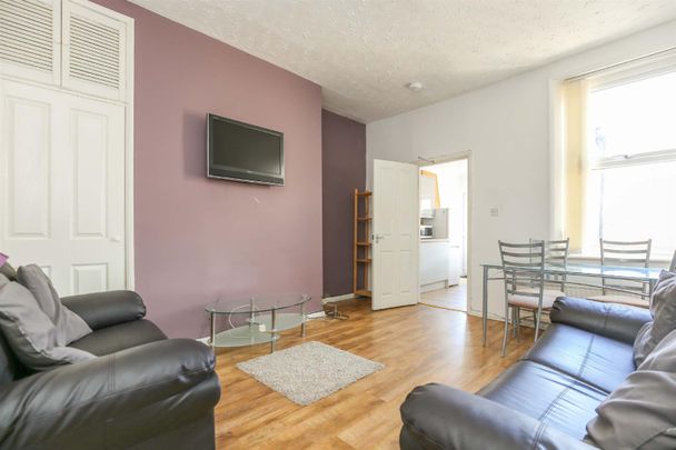 3 bed flat to rent in Warwick Street, Heaton, NE6 - Photo 1