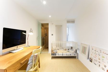 3 bedroom flat to rent - Photo 4