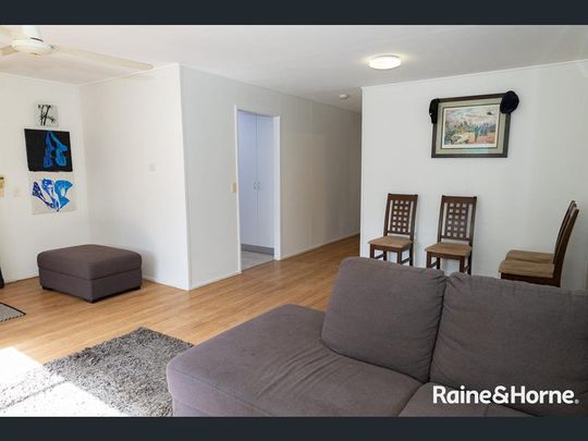4 Bedroom, 2 Bathroom home - Close to town! - Photo 1