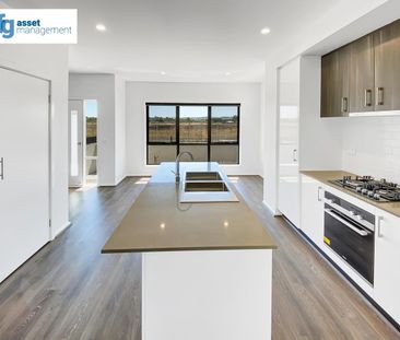 Stylish 3-Bedroom Townhouse with Double Garage! - Photo 3