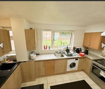 Room in a Shared House, Cowbridge Lane, IG11 - Photo 3
