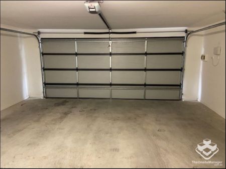 3 BEDROOM TOWNHOUSE - Double Garage, Air Cons, Pets Welcome - Photo 3