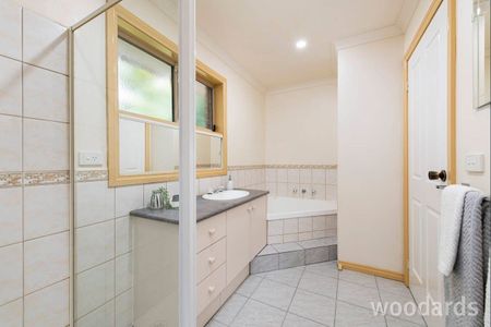 Love this low-maintenance corner home - Photo 3