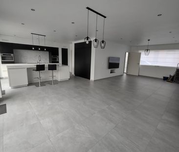 Ruime woning met drie slaapkamers, tuin en garage. - Photo 1