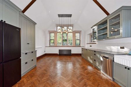 A three-bedroom period home with a rural outlook and finished to an exceptionally high standard - Photo 4