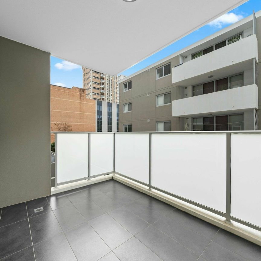 Modern & Conveniently Located Apartment! - Photo 1