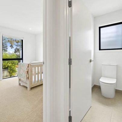 Modern home in prime location! - Photo 1