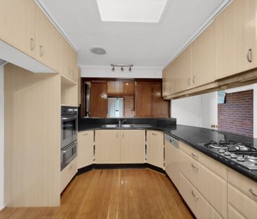 SPACIOUS FAMILY HOME IN A PRIME DONCASTER LOCATION - Photo 5