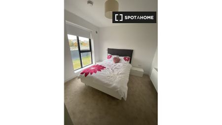 Room for rent in 3-bedroom house in Ballinteer, Dublin - Photo 4