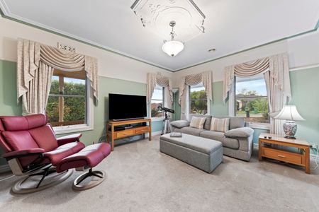 17 Pioneers Crescent, Pakenham VIC 3810 - House For Rent | Domain - Photo 2