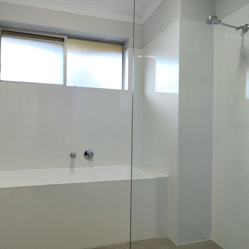 Close to transport, shops & Uni! - Photo 1