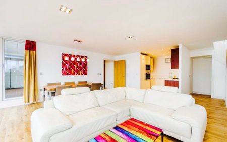 2 Bed Penthouse, Rayleigh Road, E16 - Photo 5