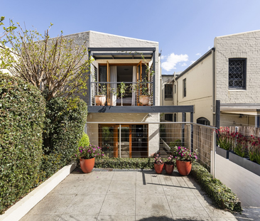 Light filled and beautifully presented terrace with three bedrooms ... - Photo 6