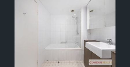 Stylish Split Level, 2 Bedroom Apartment in Zetland - Photo 3